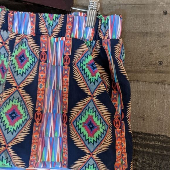 Pink Rose Aztec print shorts S - Picture 2 of 4